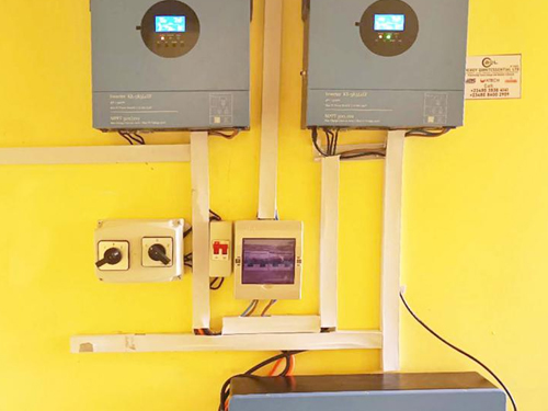 2 개의 5kW 오프 그리드 인버터 + 10kWh 리튬 배터리가 고효율 가정 오프 그리드 시스템을 만듭니다.